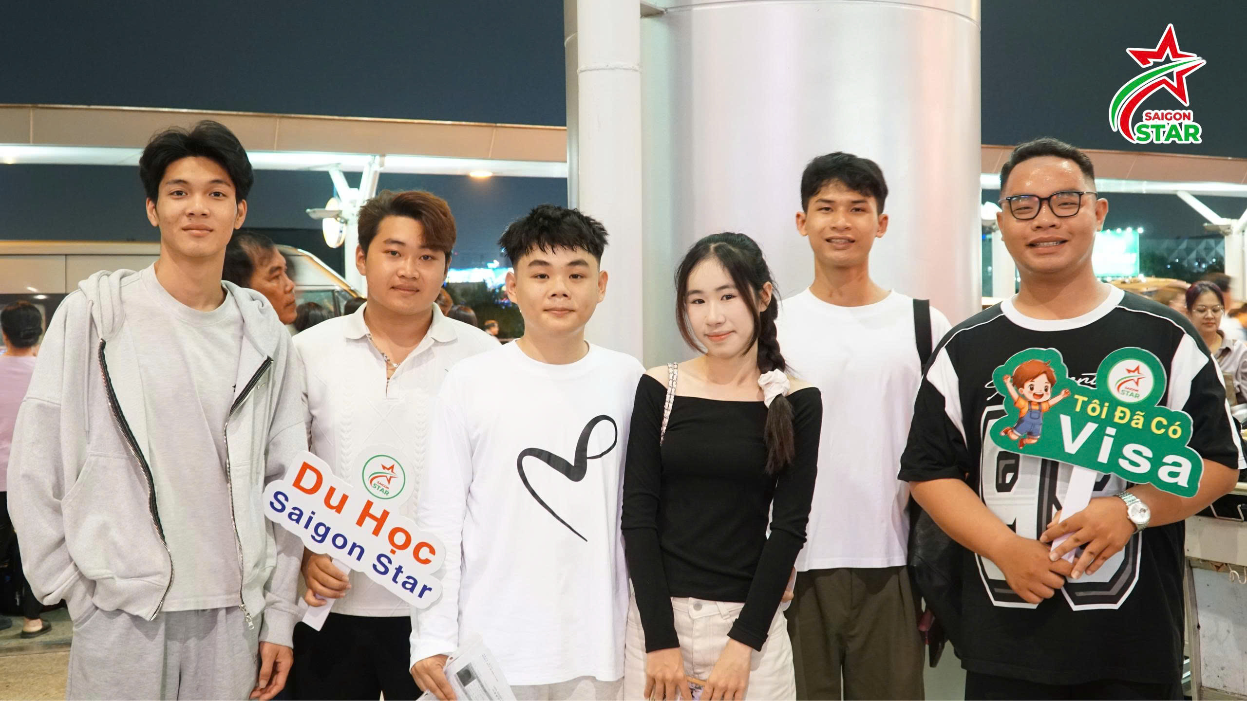 Học viên Gia Vệ xuất cảnh ở sân bay