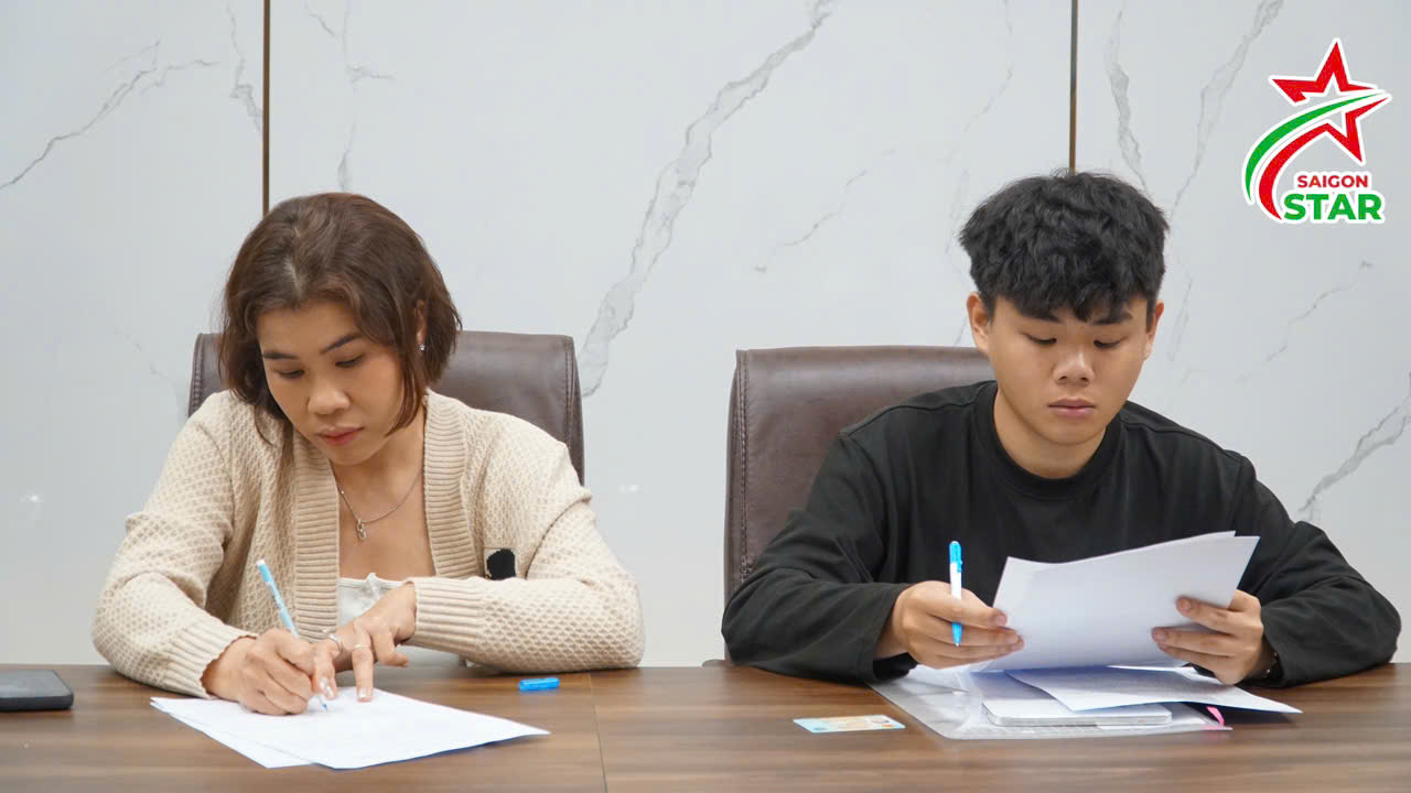 Học viên và phụ huynh ký vi bằng